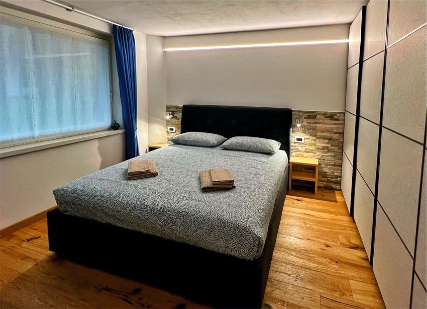 Una camera da letto con un letto grande e una finestra