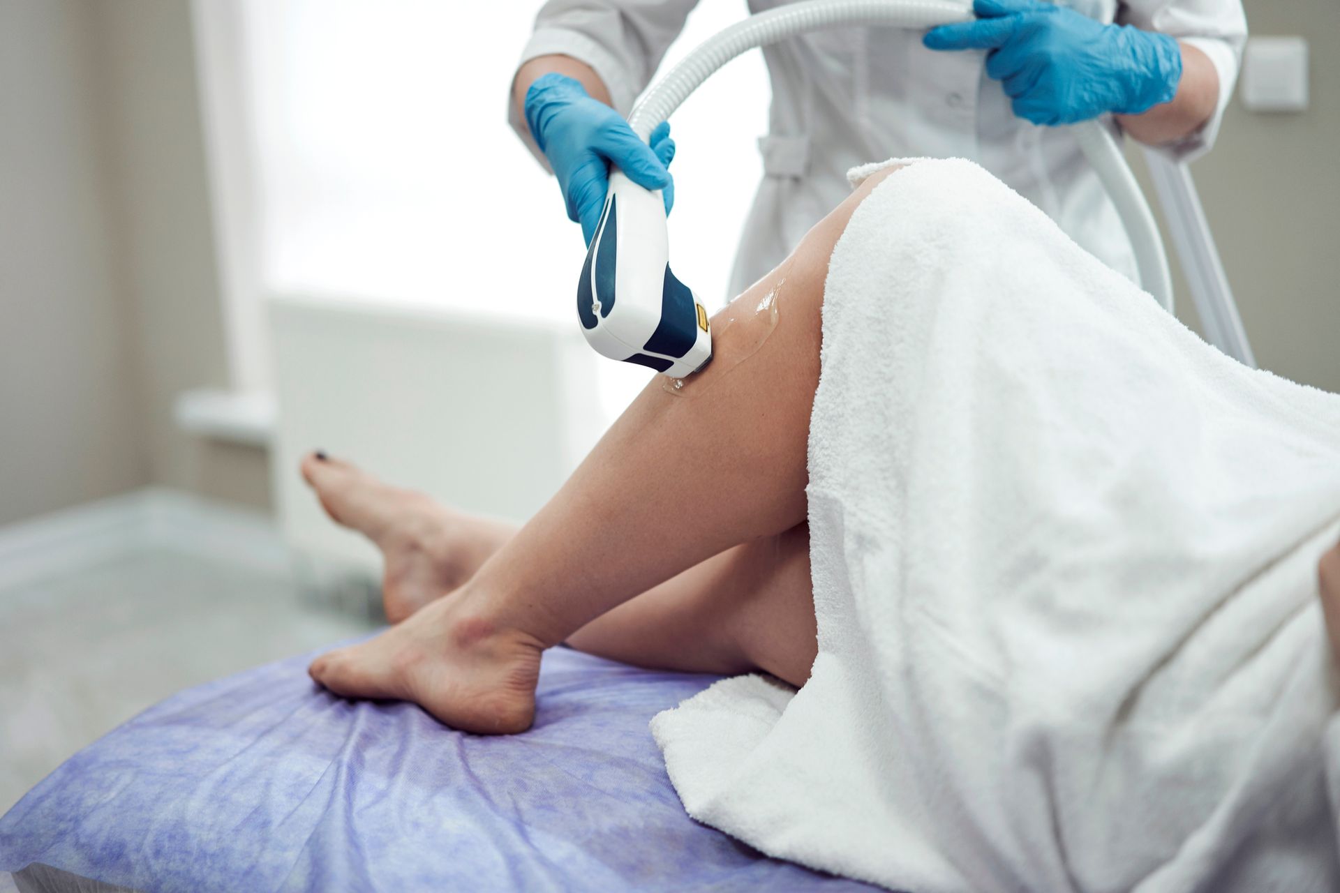 una donna riceve un trattamento di epilazione laser vicino a Bergamo