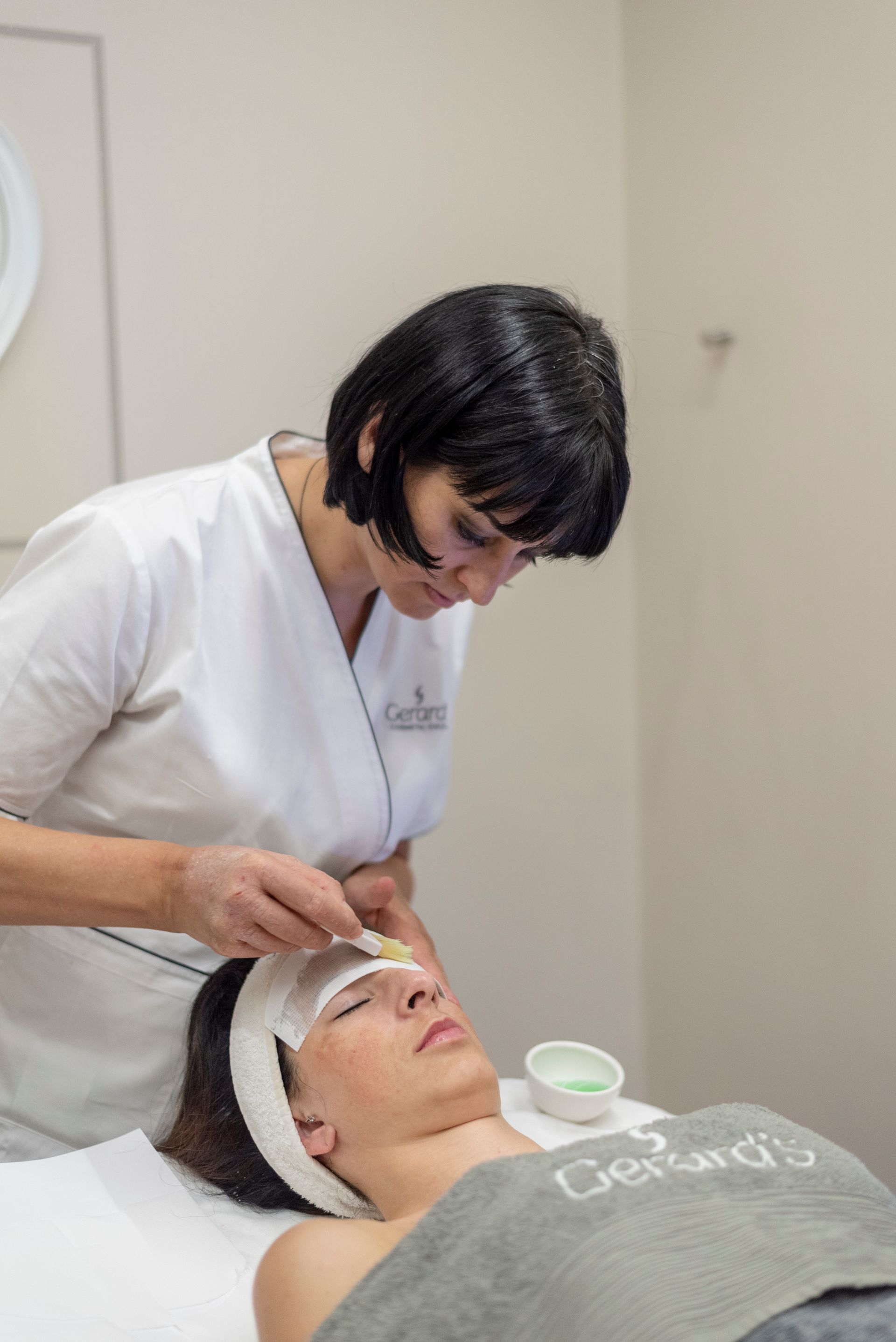 una donna sta applicando una maschera al viso