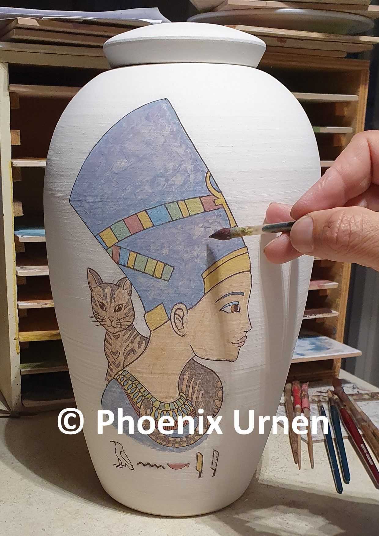 speciaalopdracht naar Egyptisch motief Nefertiti urn speciaalopdracht naar Egyptisch motief Nefertiti