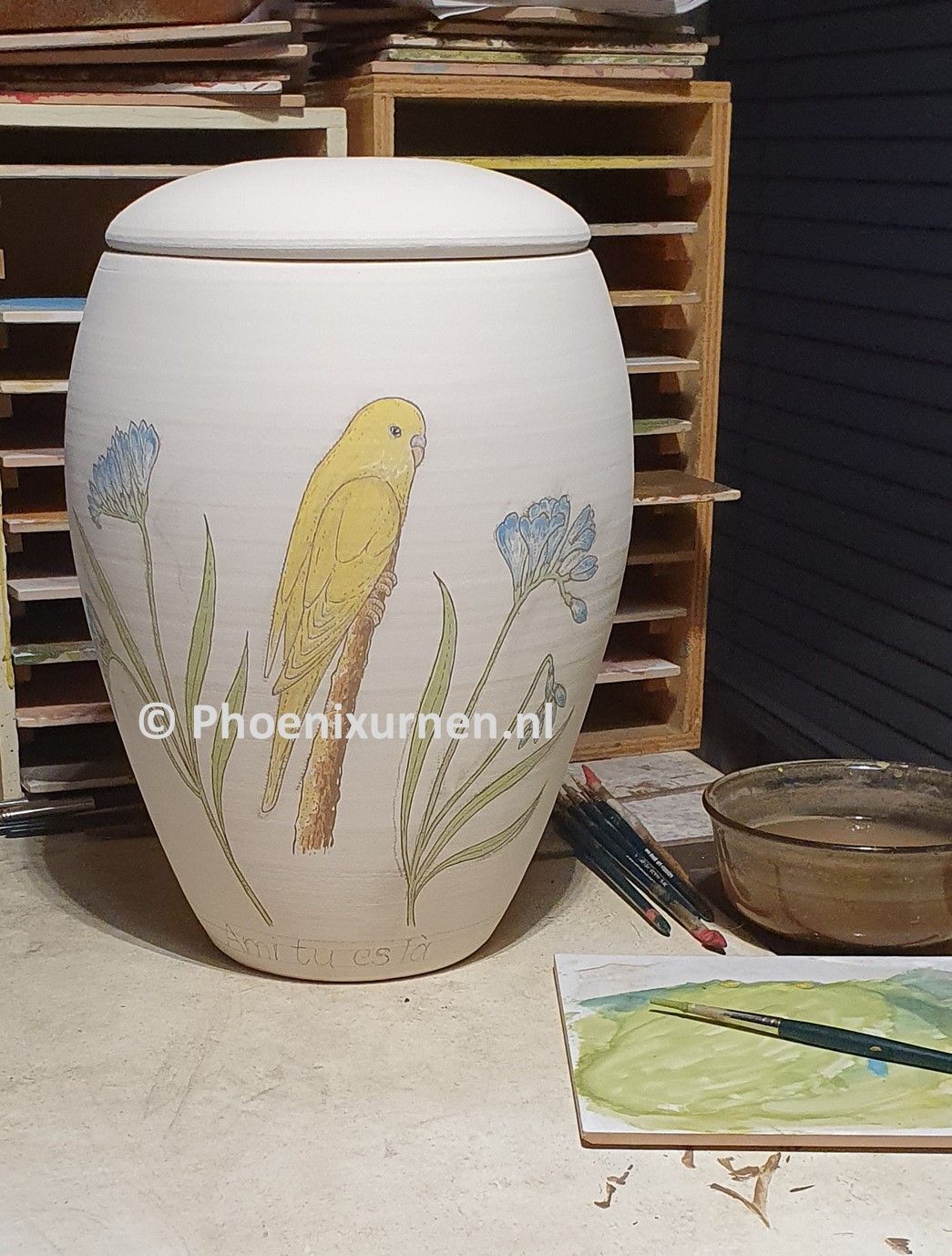 hand beschilderde urn met gele parkiet
