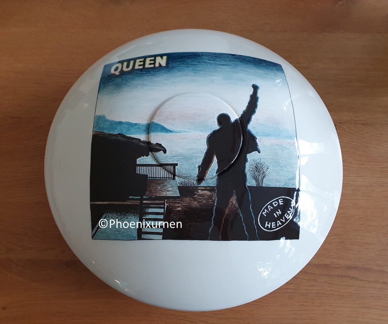 urnschaal met hand geschilderde decoratie naar platenhoes Queen