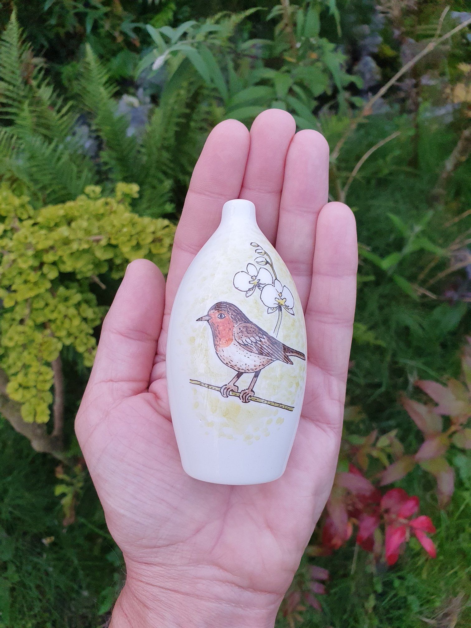Mini urn, beschilderd met een roodborstje