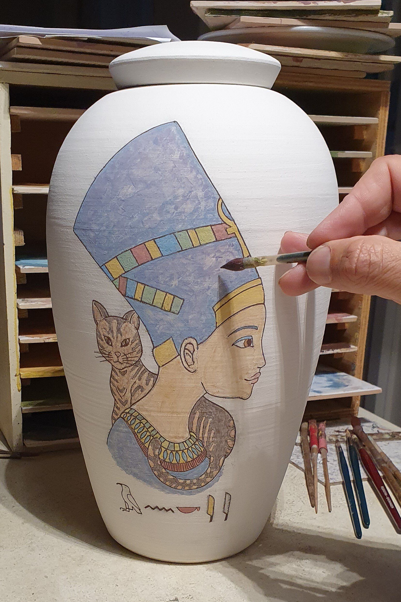 speciaalopdracht naar Egyptisch motief Nefertiti urn speciaalopdracht naar Egyptisch motief Nefertiti