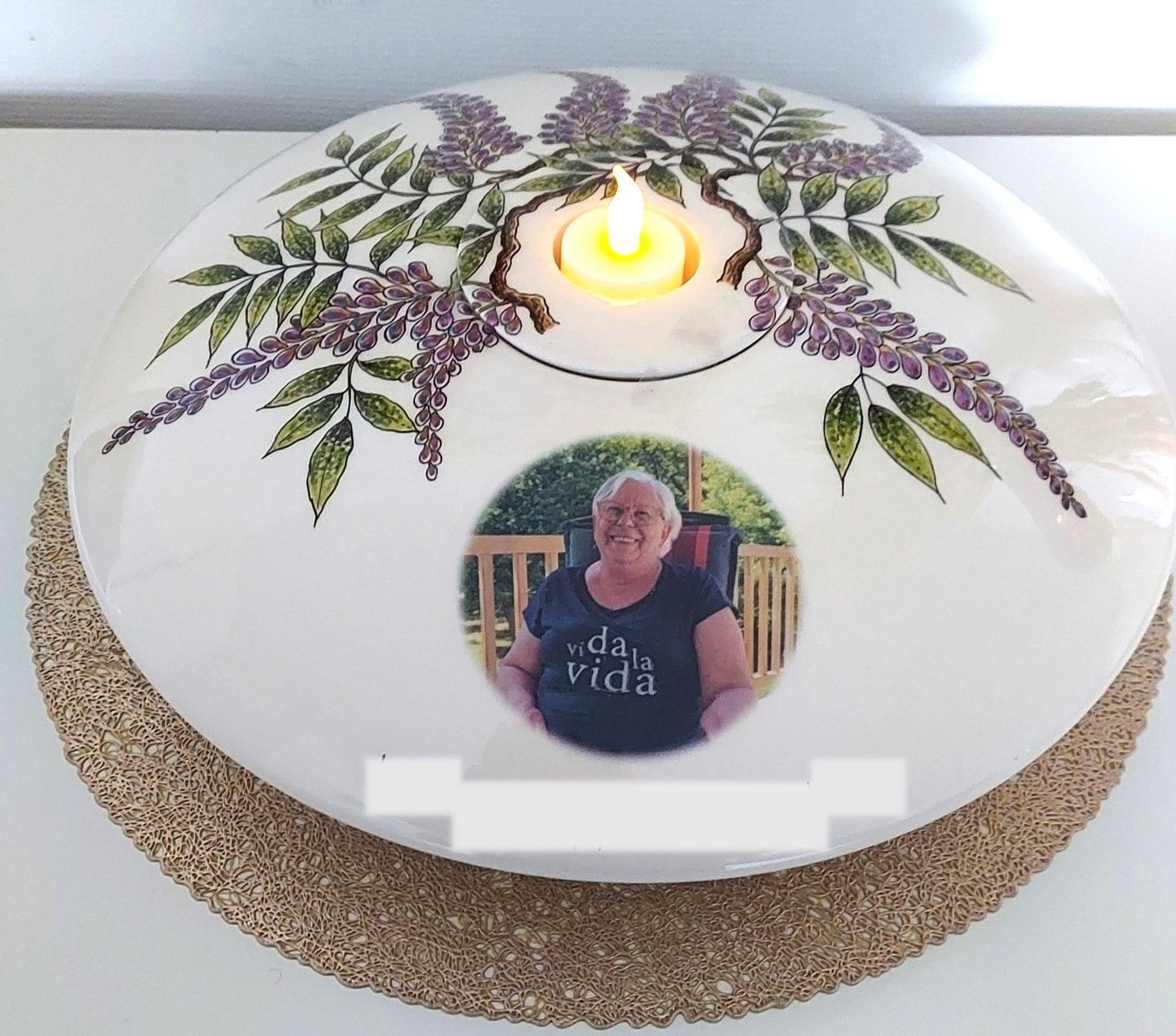 Hand beschilderde urn in combinatie met een foto