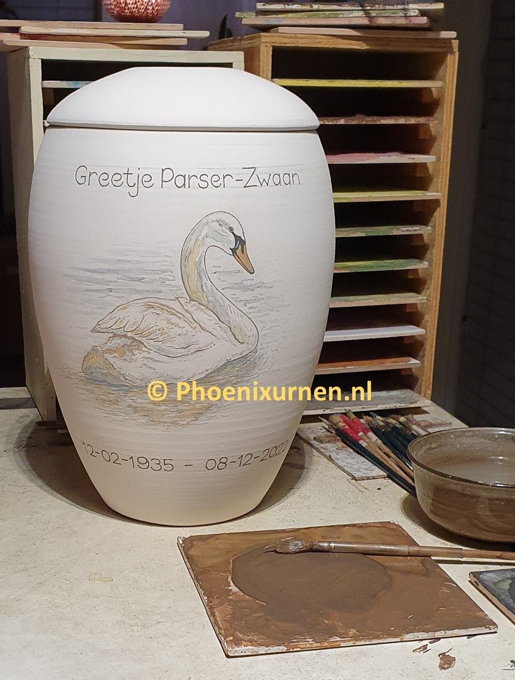 hand beschilderde urn met zwaan
