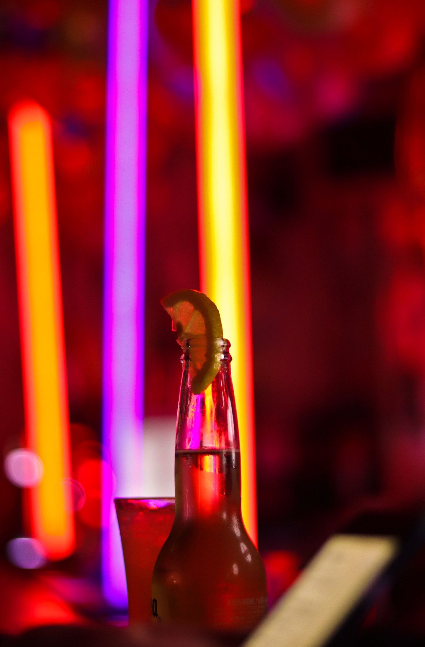 Une bouteille de bière avec une tranche de citron dessus