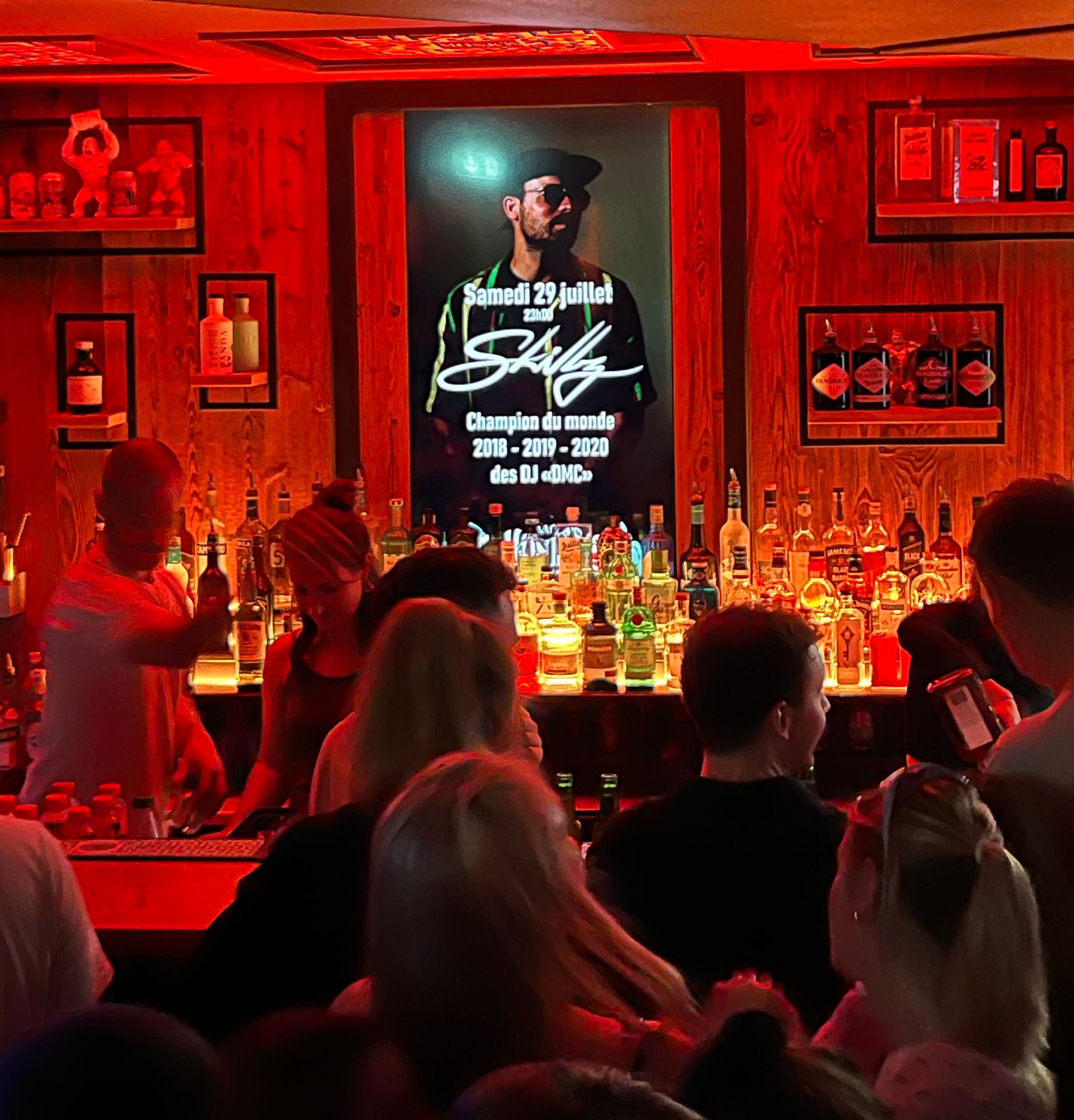 Un groupe de personnes assises à un bar avec un panneau indiquant « personnel »