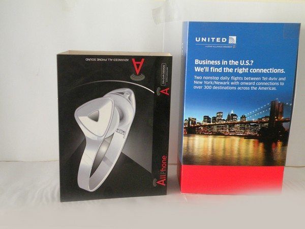 ספרון שיווקי ומעטפת חיצונית של חברת התעופה UNITED לצד אריזת מוצר שחורה, הממחישים הפקת דפוס מקצועית, כריכה מוקפדת ושירותי הדפסת קטלוג בחולון.