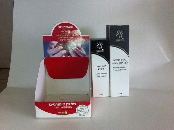 מעמד תצוגה (סטנד) שולחני לקופה ואריזות קוסמטיקה לטיפוח, המהווים דוגמה למוצרי קד