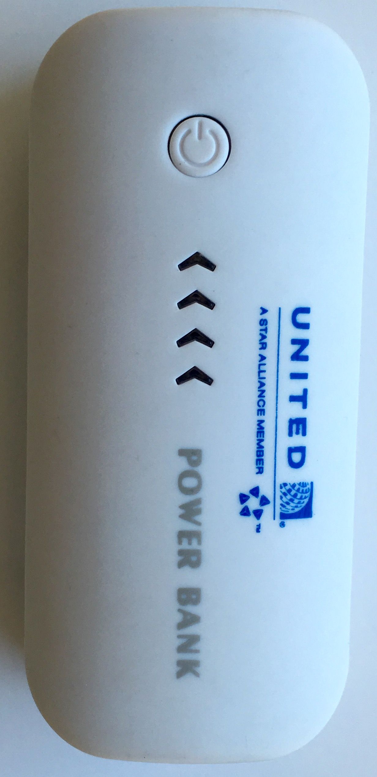 סוללת גיבוי ניידת (Power Bank) לבנה עם הדפסת לוגו של חברת התעופה UNITED.