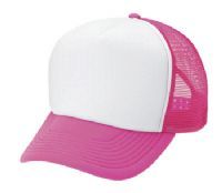 כובע מצחייה (כובע נהגי משאית / Trucker hat) מונח על רקע לבן. לכובע מצחייה ורודה, חלק אחורי עשוי רשת ורודה, ופנל קדמי רחב וחלק בצבע לבן (מיועד להדפסה).