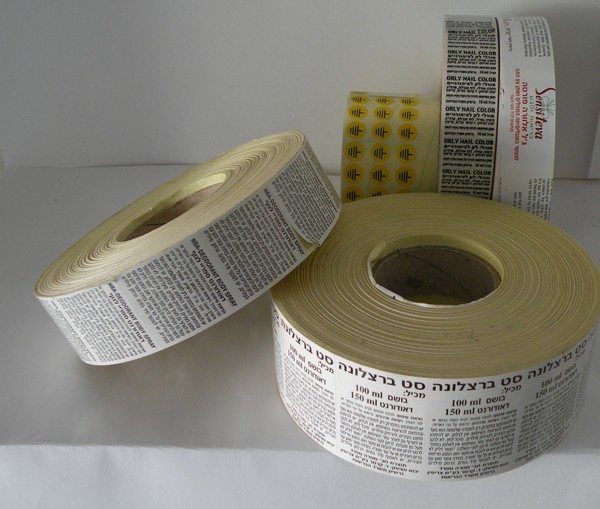 גלילי מדבקות מוצר מודפסות עם כיתוב טקסט צפוף וברור, המיוצרות ביעילות ובאיכות גבוהה עבור חברות תעשייה וקמעונאות באמצעות דפוס דיגיטלי בחולון.