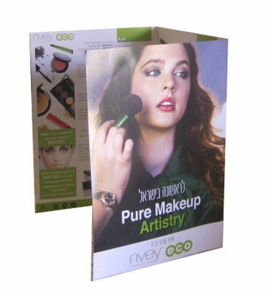 ברושור מתקפל לקטלוג איפור וקוסמטיקה של Pure Makeup Artistry, המדגים איכות צבע גבוהה וקיפול מדויק כחלק מפתרונות הדפסת קטלוג בחולון.