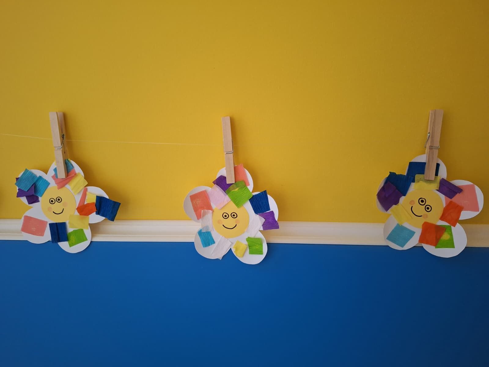Tre fiori di carta colorati, realizzati con la tecnica del