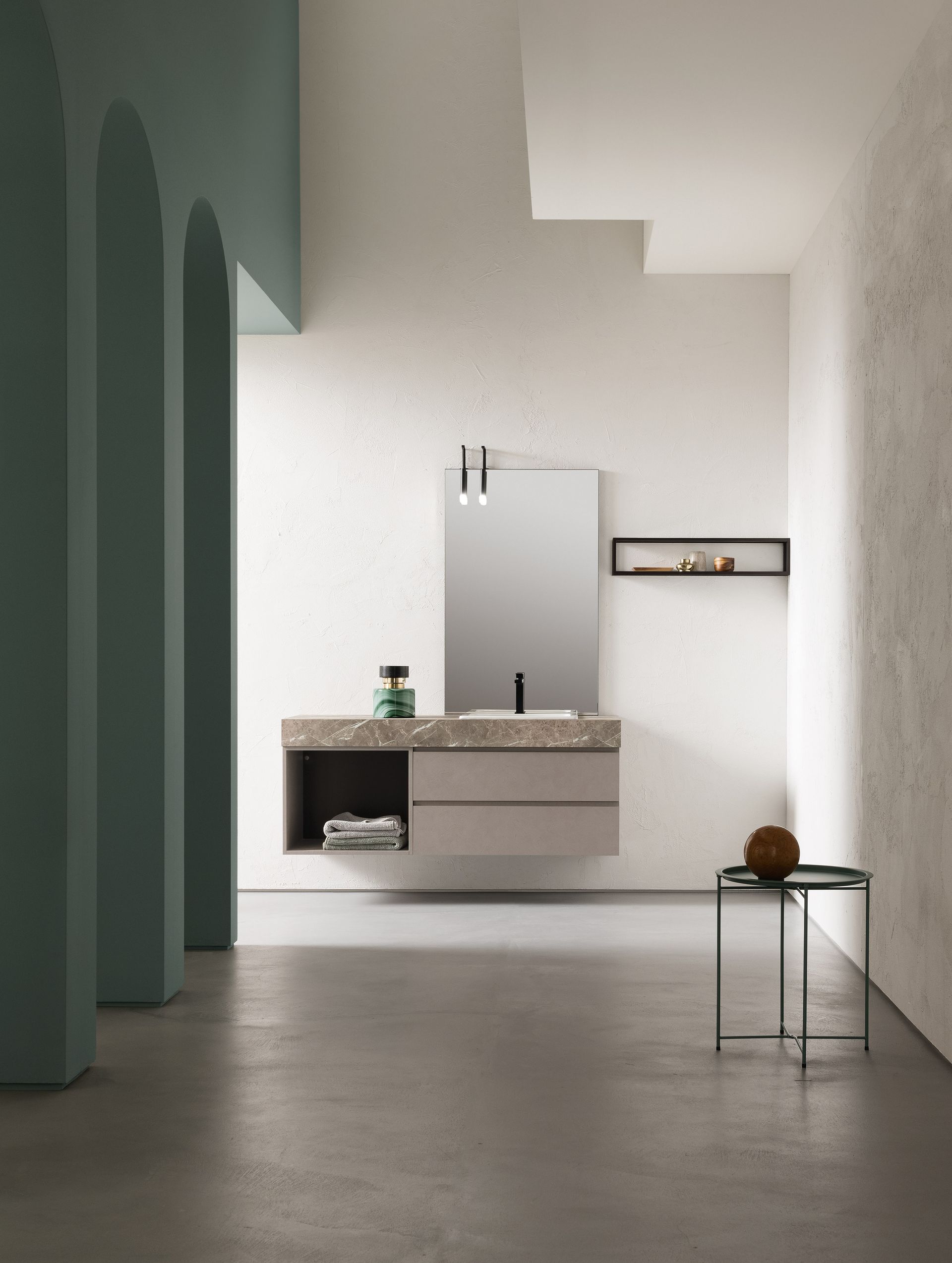 Bagno moderno con mobile lavabo sospeso, specchio e tavolino laterale. Grigio chiaro e beige con archi verde acqua.