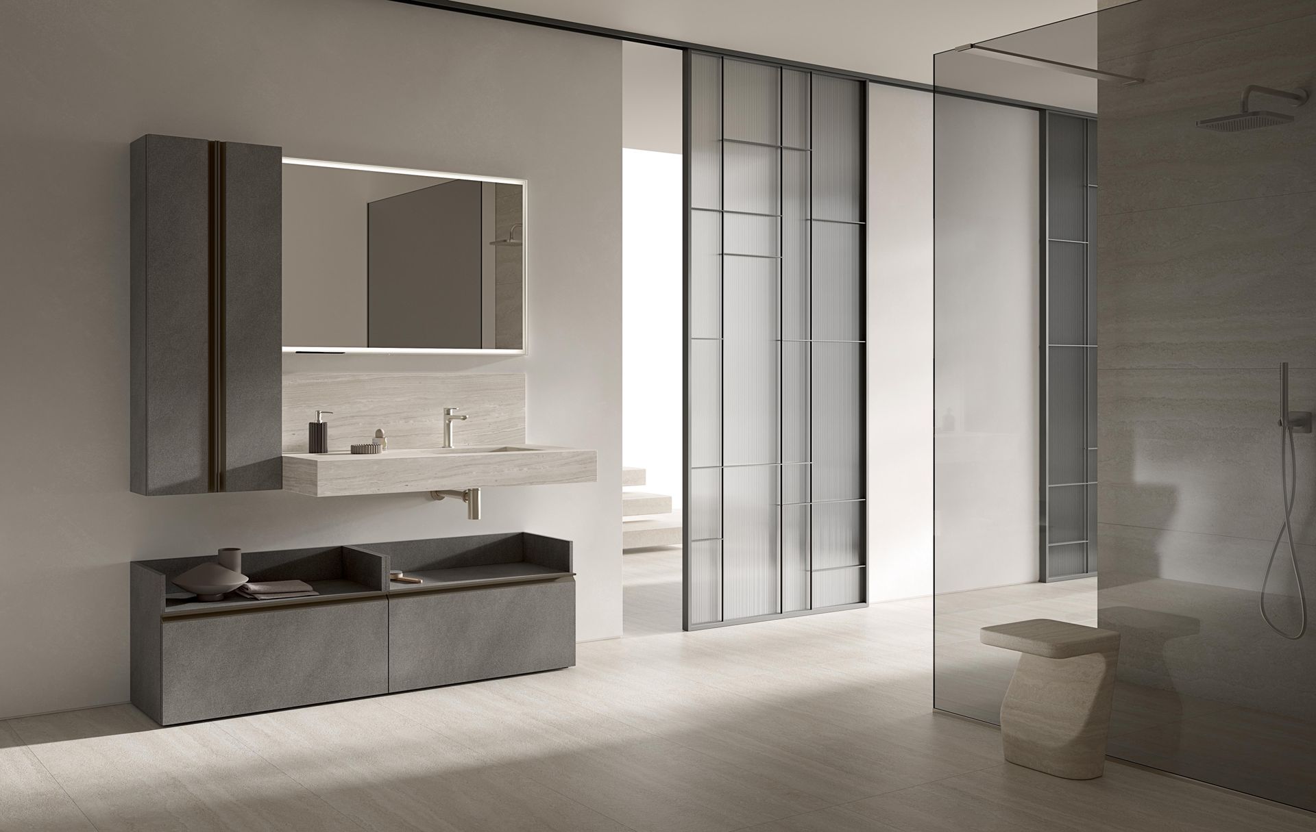 Bagno moderno con mobile lavabo grigio, specchio e box doccia in vetro.