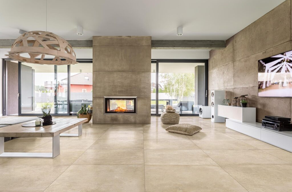 Soggiorno moderno con camino, porte scorrevoli, pavimento in piastrelle beige e grande lampada decorativa.