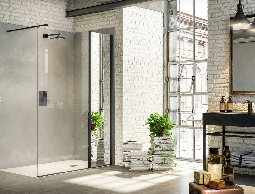 Bagno moderno con doccia in vetro, parete in mattoni a vista e ampia finestra.