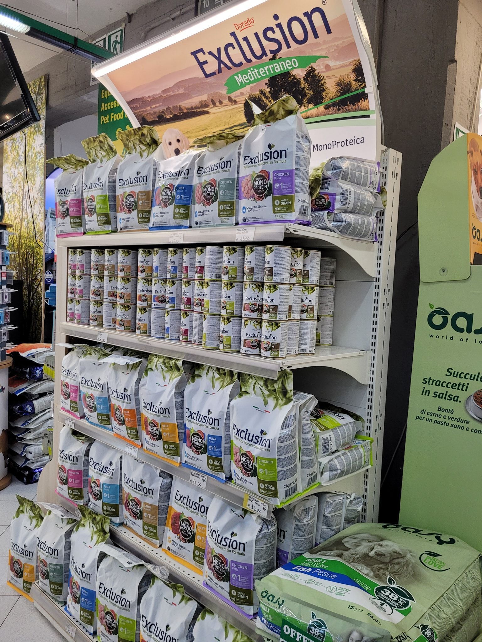 Scaffali pieni di sacchetti e lattine di cibo per animali, con il marchio 