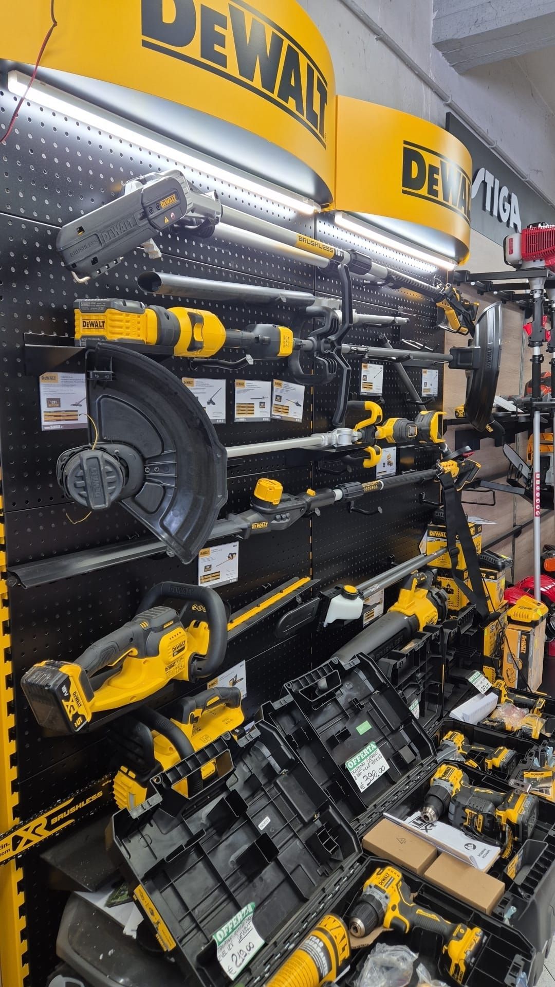 Elettroutensili DeWalt esposti in un negozio. Gli utensili gialli e neri