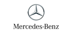 Le logo Mercedes-Benz, composé d'une étoile argentée à trois branches inscrite dans un cercle, surmonte le nom de la marque en caractères noirs.