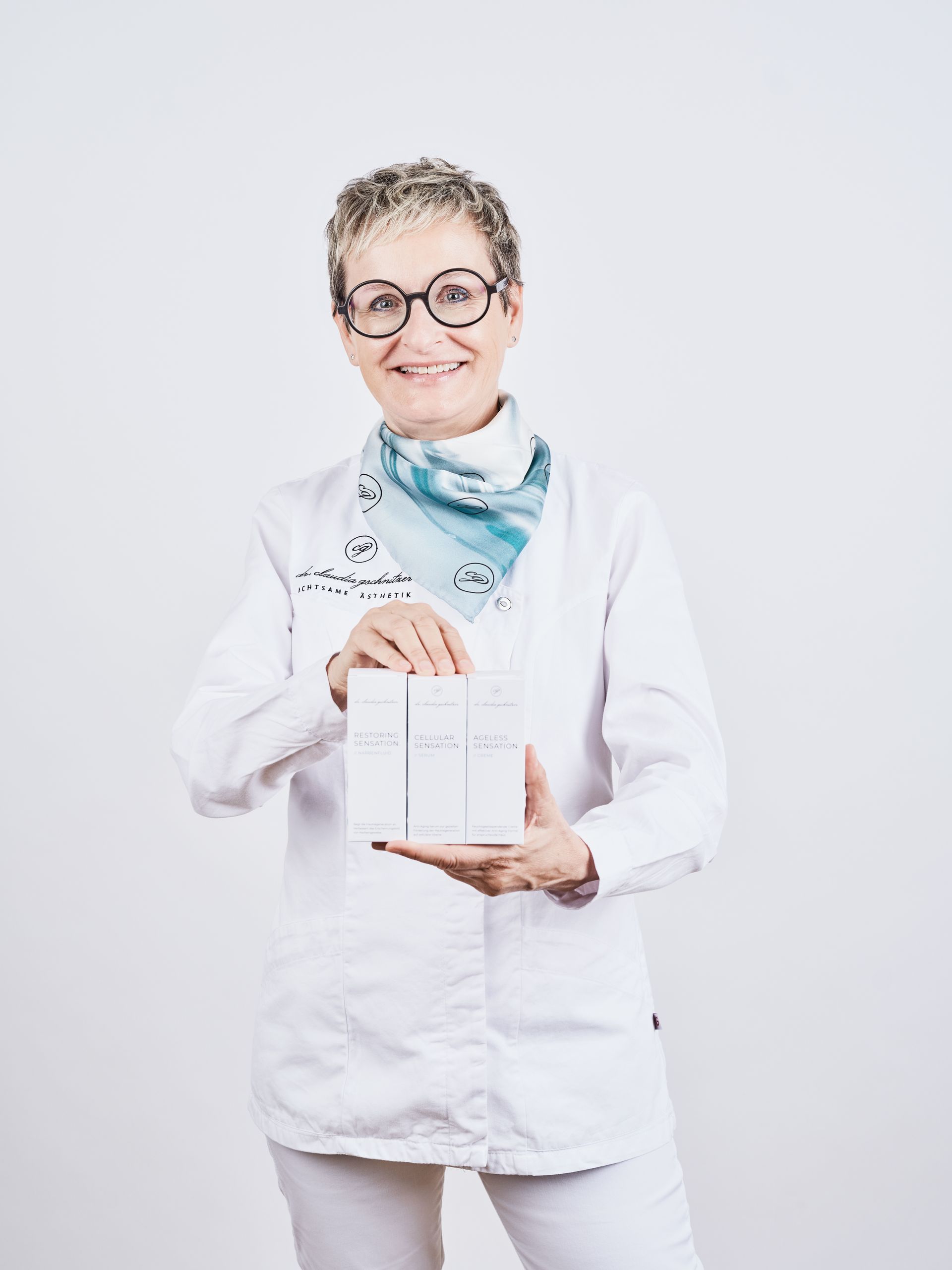 Frau Dr. Claudia Gschnitzer mit Pflegeprodukten