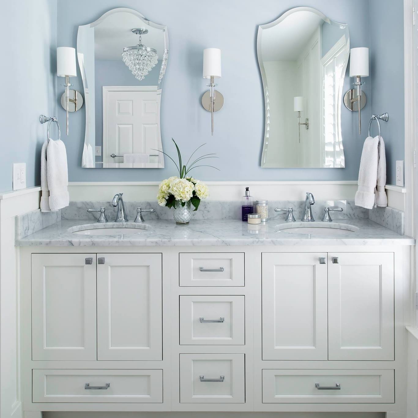 A bathroom with two sinks and two mirrors