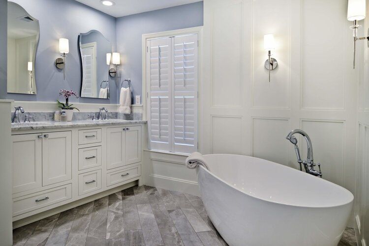 A bathroom with two sinks and a bathtub.