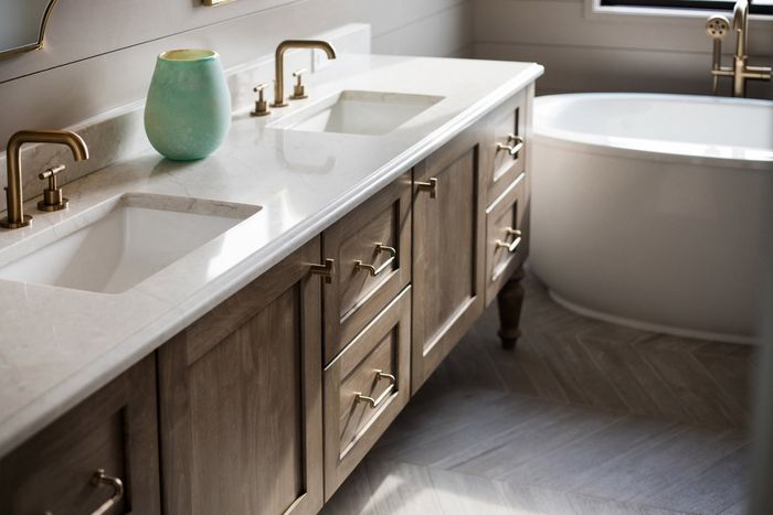 A bathroom with two sinks and a bathtub.
