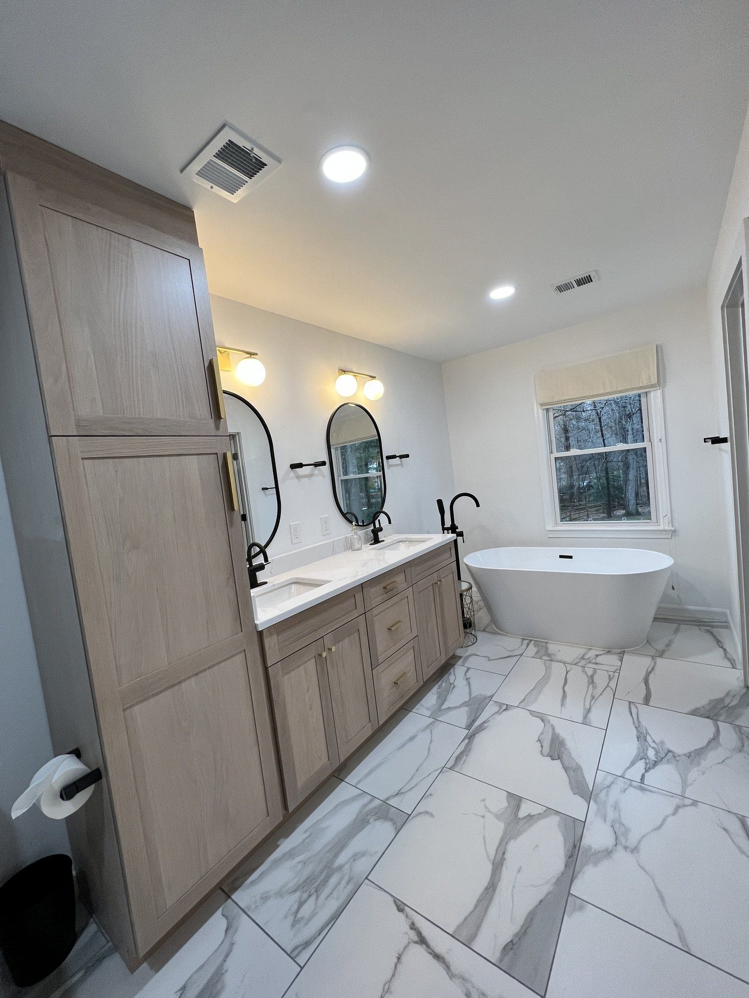 A bathroom with two sinks and a bathtub