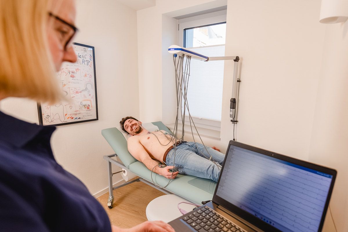 Mann auf einem Laufband an EKG angeschlossen