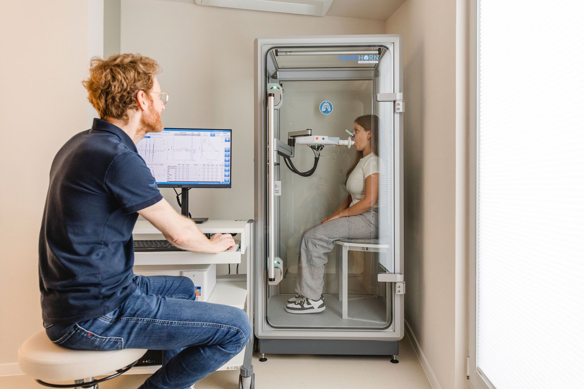 Der Arzt überwacht am Computer die Bodyplethysmographie