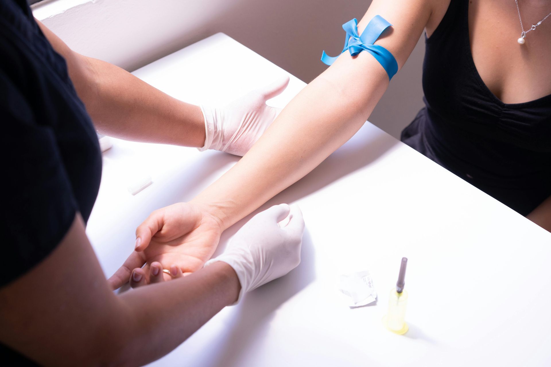 Ein abgeschnürter Arm vorbereitet für die Blutabnahme