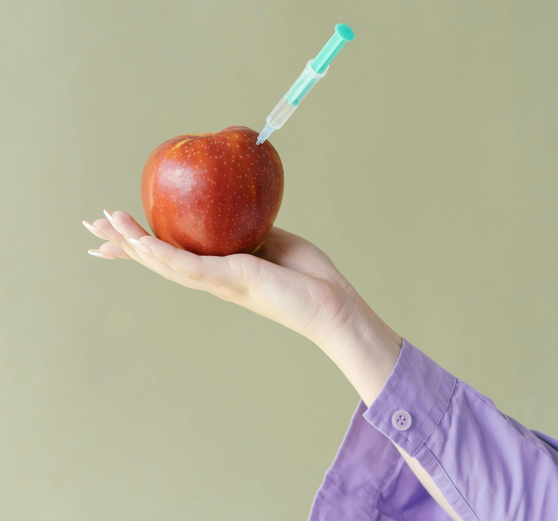 Apfel mit einer Spritze drin