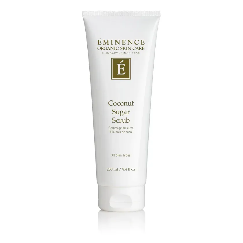 Een tube eminence kokossuikerscrub op een witte achtergrond