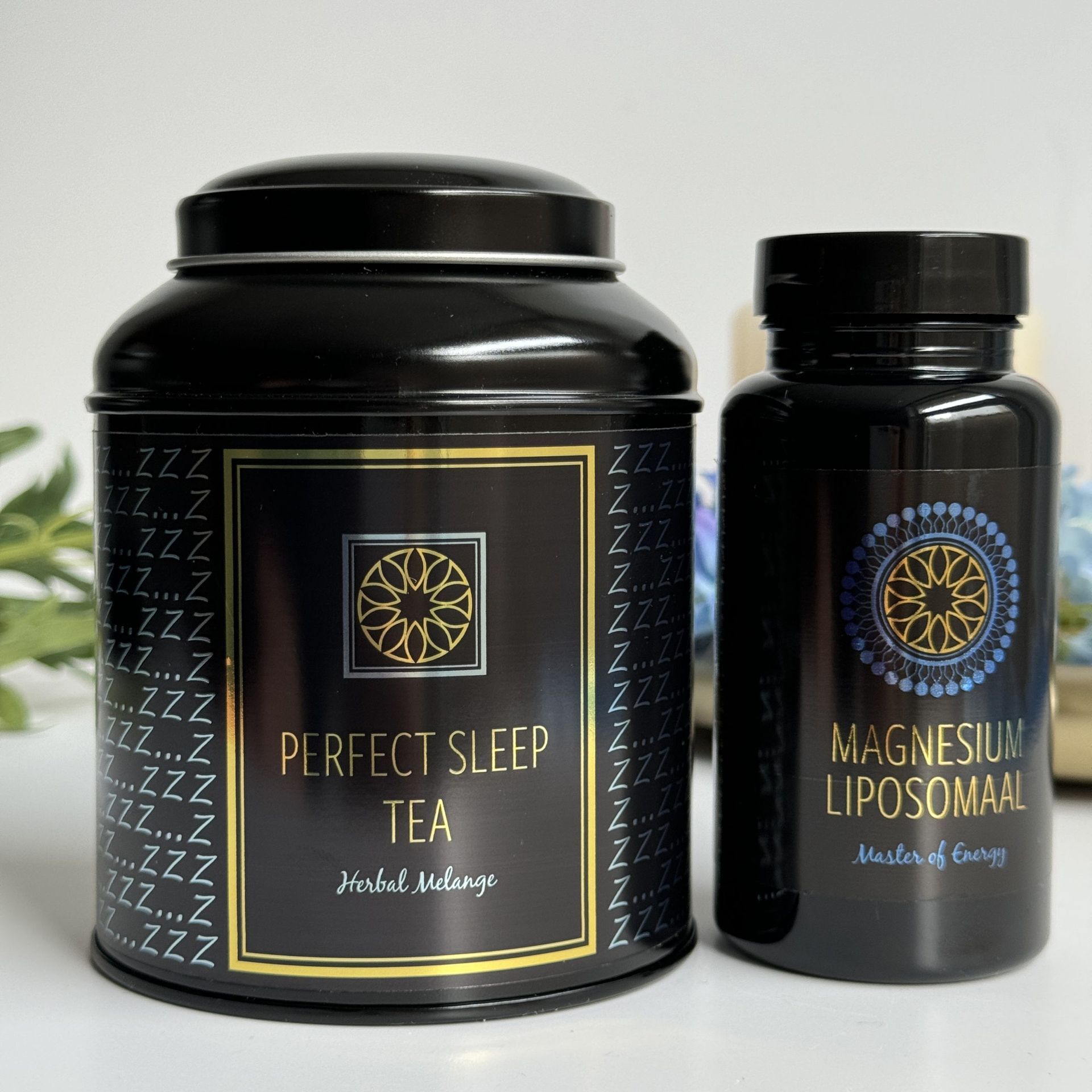 Een blikje perfecte slaapthee naast een fles magnesium liposomaal