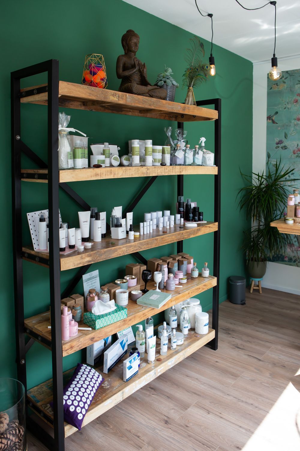 Een plank vol cosmetica bij Daily Balance.