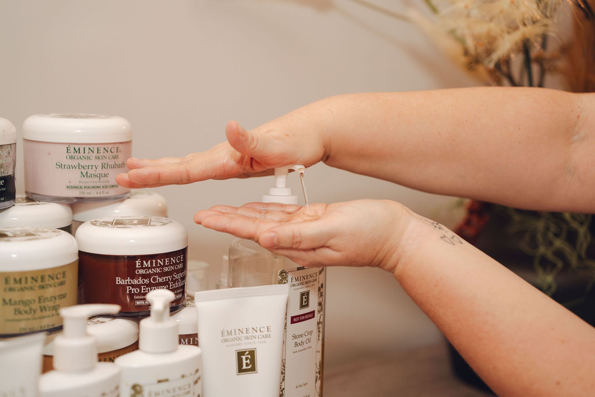 Een vrouw smeert lotion op haar hand.