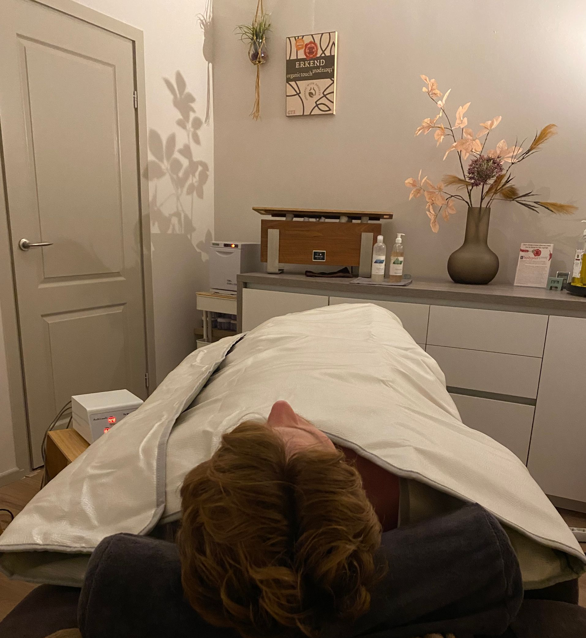 na een bindweefselmassage een magnesiumpakking in een infrarood deken