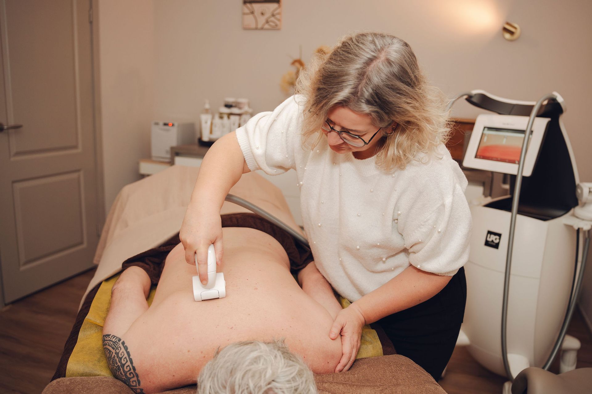 Een vrouw geeft een man een massage in een spa.