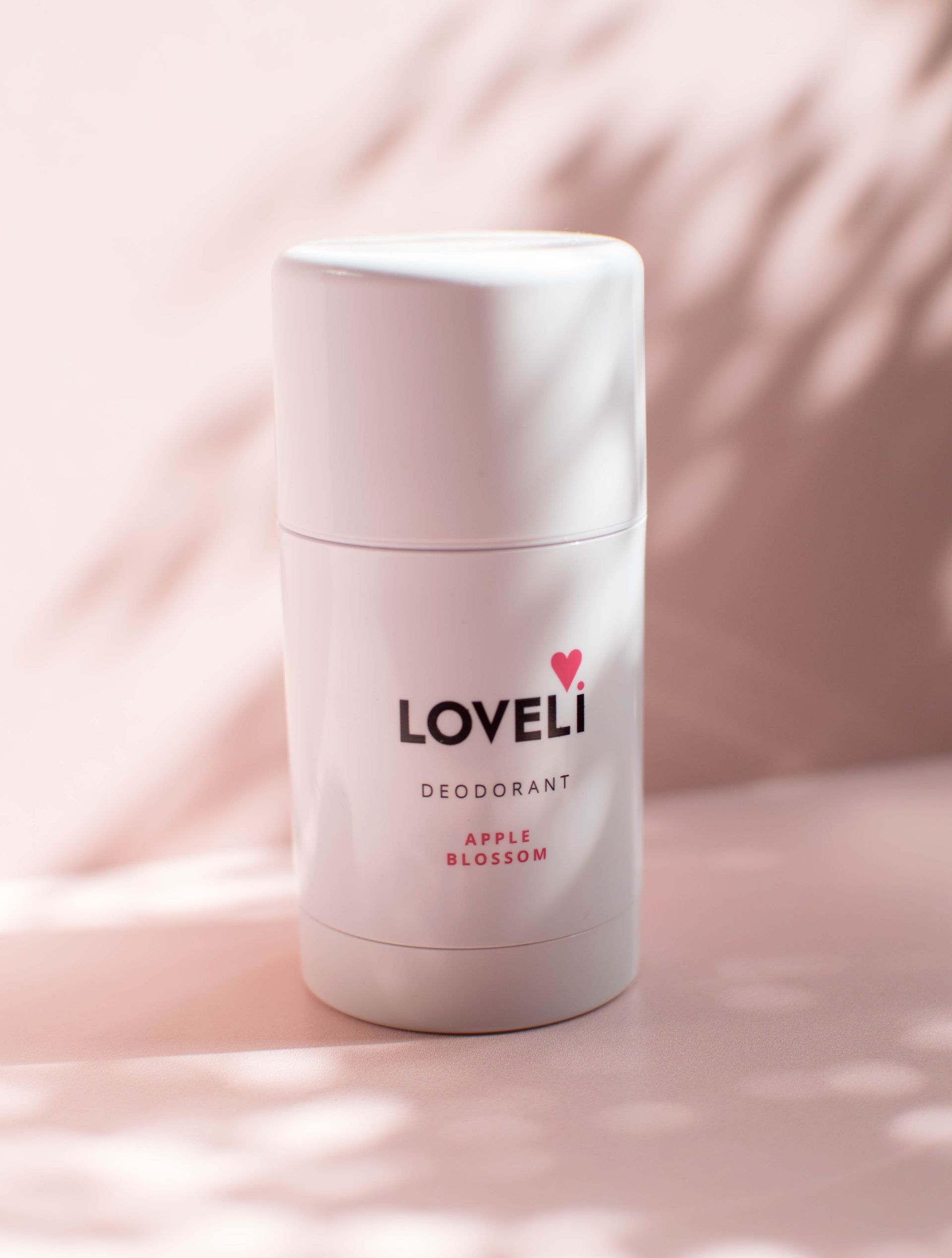 Een witte container met het woord loveli erop