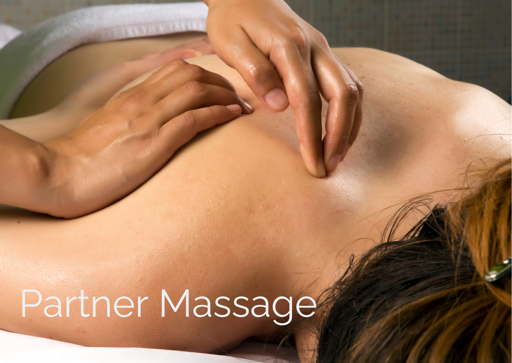 Een vrouw krijgt een massage met de woorden partnermassage eronder