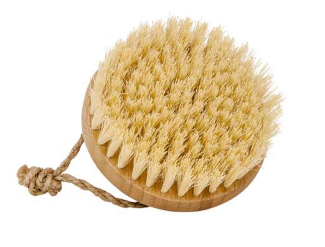 Een close-up van een lichaamsborstel met een houten handvat op een witte achtergrond.