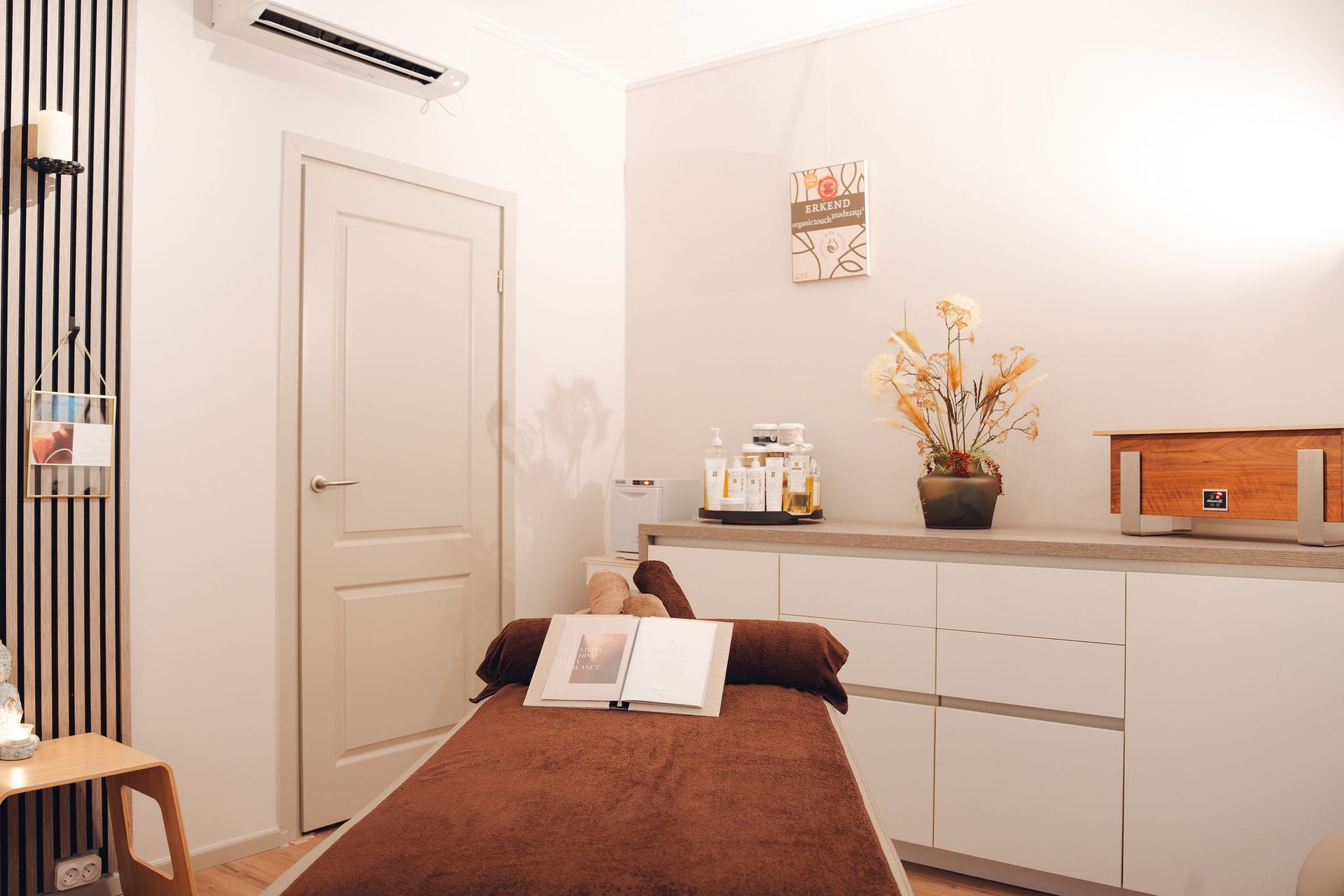 Een massagetafel in een kamer met een boek erop.