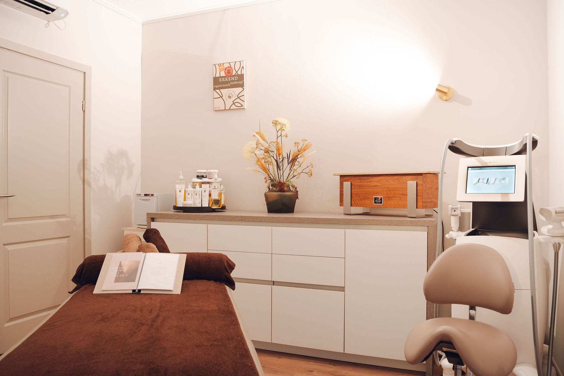 Een kamer met een bed en een stoel erin