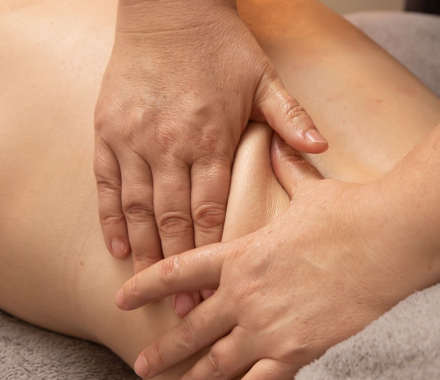 Een persoon krijgt een massage op zijn rug.