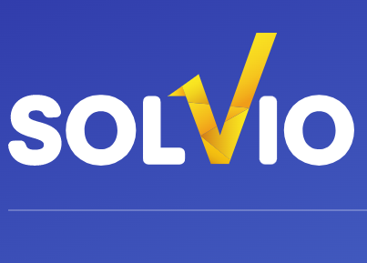 Het SOLVIO-logo met witte tekst op een blauwe achtergrond en een geel vinkje.