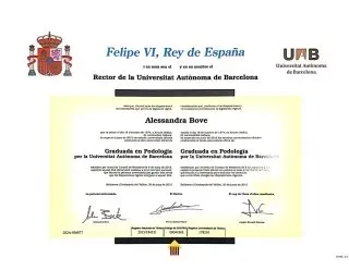 Diploma dell’Universitat Autònoma de Barcelona con lo stemma reale spagnolo e le firme su sfondo bianco