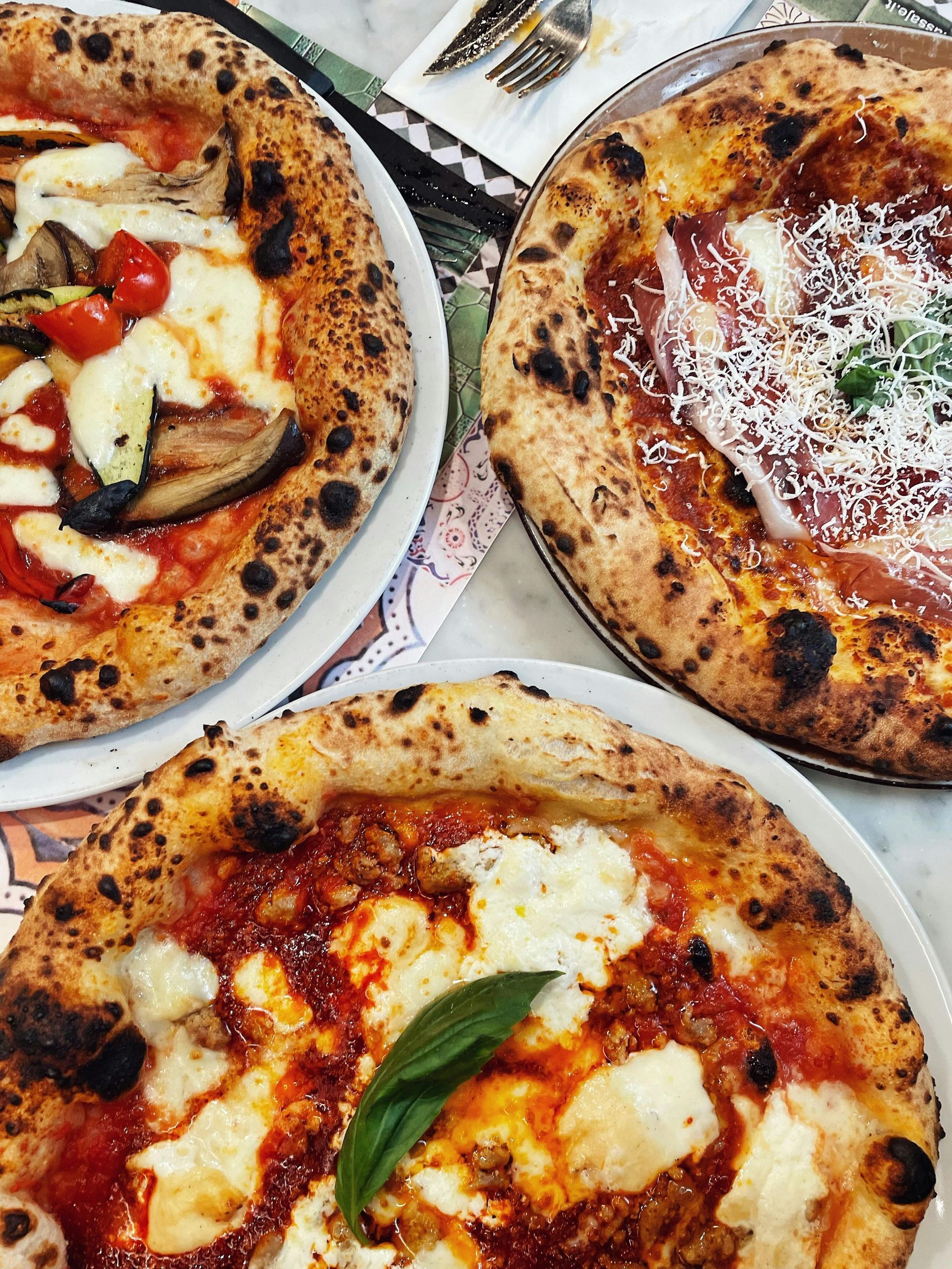 Pizza artigianale siciliana con lievitazione naturale, forno a legna, ricetta tradizionale.